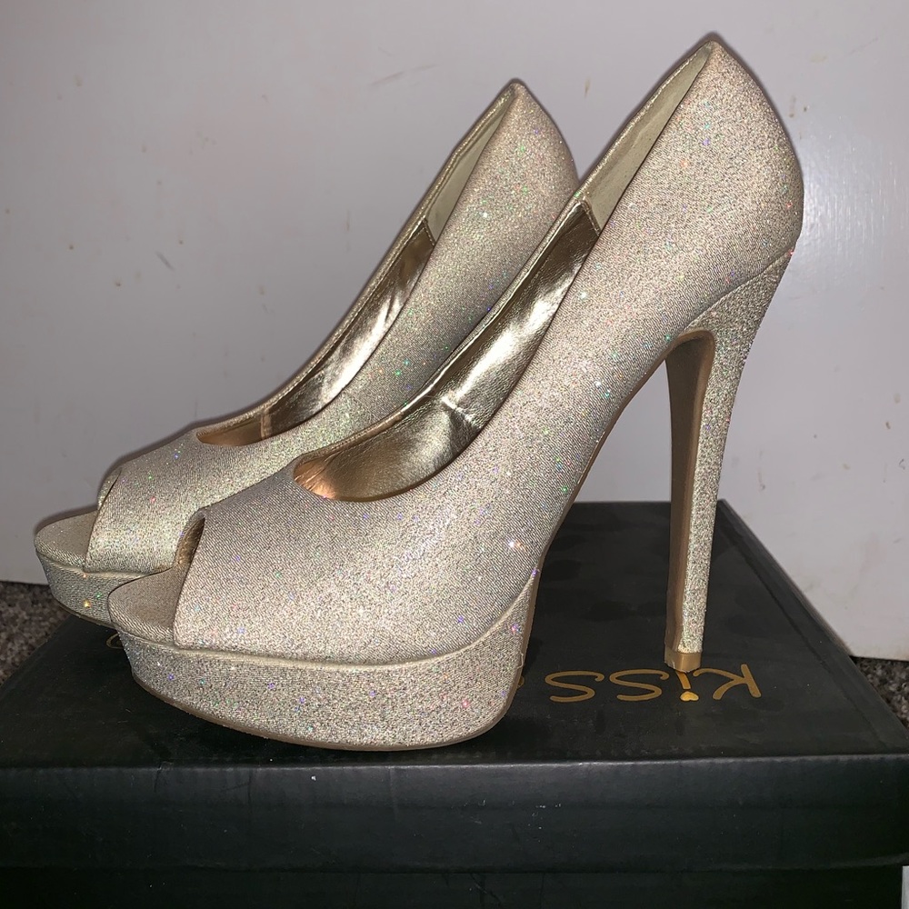 Gold/silver iridescent pumps